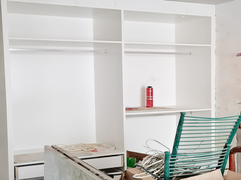 定制衣柜安裝：首先上螺絲將螺絲上到板件上已開好的孔內(nèi)，螺絲要垂直于板件，螺絲上到剛好與孔面齊平最好。然后根據(jù)螺絲位置將板件拼接好，將扣件按入餅孔內(nèi)旋轉(zhuǎn)鎖緊，隨后鎖好所有扣件后，需要釘背板的釘好背板，一切好了之后將柜體安放到位，柜體與墻面之間的縫隙用收口條封好。