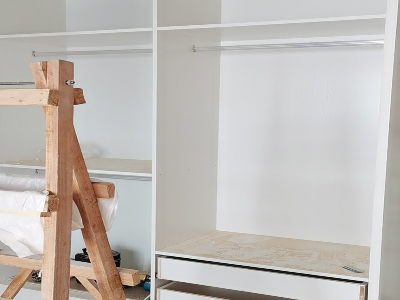 定制衣柜安裝：首先上螺絲將螺絲上到板件上已開好的孔內(nèi)，螺絲要垂直于板件，螺絲上到剛好與孔面齊平最好。然后根據(jù)螺絲位置將板件拼接好，將扣件按入餅孔內(nèi)旋轉(zhuǎn)鎖緊，隨后鎖好所有扣件后，需要釘背板的釘好背板，一切好了之后將柜體安放到位，柜體與墻面之間的縫隙用收口條封好。