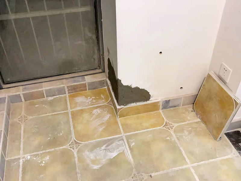 墻角局部修補(bǔ)翻新:用遮蔽紙沿著踢腳線進(jìn)行遮蔽，做好成品保護(hù)，將已經(jīng)出現(xiàn)問題的漆層及膩?zhàn)隅P掉，在水里面加入適量的膩?zhàn)臃?，并進(jìn)行充分的攪拌，接著就可以開始上墻批膩?zhàn)恿恕９蔚谝粚痈闪酥笤俟蔚诙?，膩?zhàn)硬荒芄翁瘢駝t容易開裂。