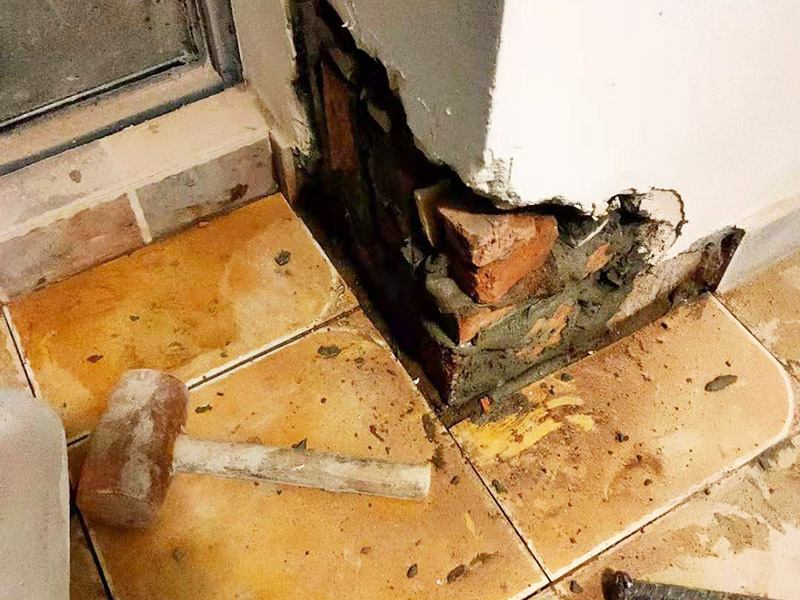 墻角局部修補(bǔ)翻新:用遮蔽紙沿著踢腳線進(jìn)行遮蔽，做好成品保護(hù)，將已經(jīng)出現(xiàn)問題的漆層及膩?zhàn)隅P掉，在水里面加入適量的膩?zhàn)臃?，并進(jìn)行充分的攪拌，接著就可以開始上墻批膩?zhàn)恿?。刮第一層干了之后再刮第二層，膩?zhàn)硬荒芄翁?，否則容易開裂。