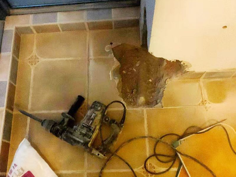 墻角局部修補(bǔ)翻新:用遮蔽紙沿著踢腳線進(jìn)行遮蔽，做好成品保護(hù)，將已經(jīng)出現(xiàn)問題的漆層及膩?zhàn)隅P掉，在水里面加入適量的膩?zhàn)臃?，并進(jìn)行充分的攪拌，接著就可以開始上墻批膩?zhàn)恿?。刮第一層干了之后再刮第二層，膩?zhàn)硬荒芄翁瘢駝t容易開裂。