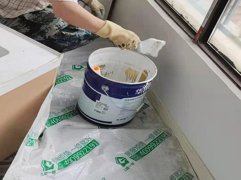 墻面粉刷翻新裝修：鏟除原有墻面已經(jīng)被水浸過的部分，或用尼龍刷或者粗砂紙將其鏟除，磨平。直到露出水泥砂漿墻面或膩子層。凸凹不平的表面需要找平就可以批刮膩子， 膩子打磨完畢后，會留下一些瑕疵。所以刷過一遍漆后才會很明顯，這時候就需要找補了。接著底漆的刷涂效果會直接影響面漆的效果。