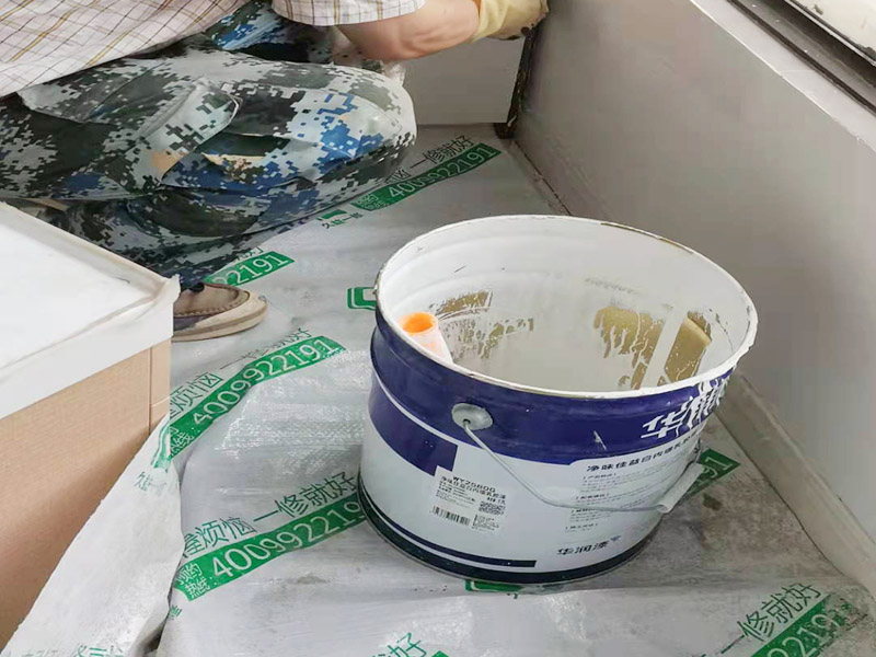 墻面粉刷翻新裝修：鏟除原有墻面已經(jīng)被水浸過的部分，或用尼龍刷或者粗砂紙將其鏟除，磨平。直到露出水泥砂漿墻面或膩子層。凸凹不平的表面需要找平就可以批刮膩子， 膩子打磨完畢后，會留下一些瑕疵。所以刷過一遍漆后才會很明顯，這時候就需要找補了。接著底漆的刷涂效果會直接影響面漆的效果。