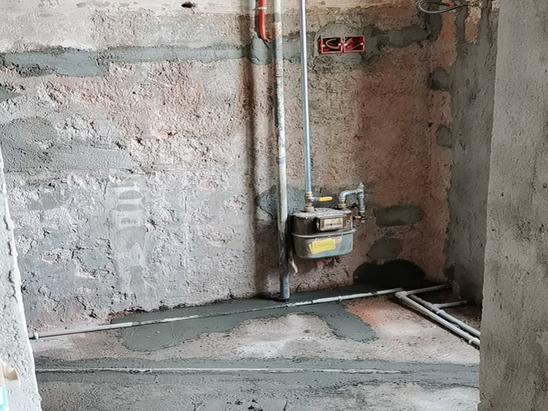 墻面電路修補(bǔ)找平施工：將已經(jīng)出現(xiàn)問(wèn)題的漆層及膩?zhàn)隅P掉，在水里面加入適量的膩?zhàn)臃?，并進(jìn)行充分的攪拌，接著就可以開(kāi)始上墻批膩?zhàn)?，?-4個(gè)小時(shí)，第一遍膩?zhàn)痈赏钢?，再?dòng)工刷下一遍膩?zhàn)?。最好不要選陰雨天動(dòng)工，膩?zhàn)訒?huì)比較難干透。