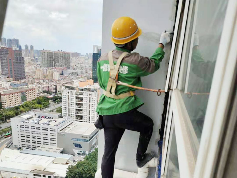 外墻窗框打膠維修：首先，在給斷橋鋁門(mén)窗打膠的時(shí)候，先要將斷橋鋁門(mén)窗邊上的膠帶給處理掉，不要粘在上面就進(jìn)行打膠防水了，而且窗戶打膠的話，必須在室外打膠，因?yàn)槿绻銖?qiáng)在室內(nèi)進(jìn)行打膠的話，顯然打出來(lái)的膠會(huì)不均勻，這樣就起不到防水的作用了。還有盡可能的使用滿膠，也就是膠槍使用滿膠來(lái)打，這樣我們?cè)诖虻倪^(guò)程中就不會(huì)出現(xiàn)斷膠的現(xiàn)象了。