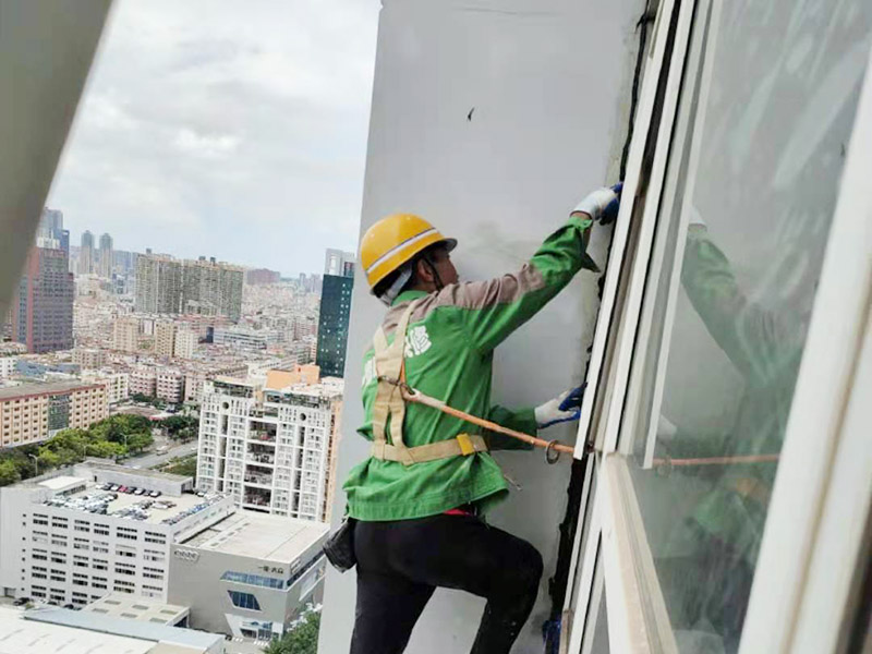 外墻窗框打膠維修：首先，在給斷橋鋁門(mén)窗打膠的時(shí)候，先要將斷橋鋁門(mén)窗邊上的膠帶給處理掉，不要粘在上面就進(jìn)行打膠防水了，而且窗戶打膠的話，必須在室外打膠，因?yàn)槿绻銖?qiáng)在室內(nèi)進(jìn)行打膠的話，顯然打出來(lái)的膠會(huì)不均勻，這樣就起不到防水的作用了。還有盡可能的使用滿膠，也就是膠槍使用滿膠來(lái)打，這樣我們?cè)诖虻倪^(guò)程中就不會(huì)出現(xiàn)斷膠的現(xiàn)象了。