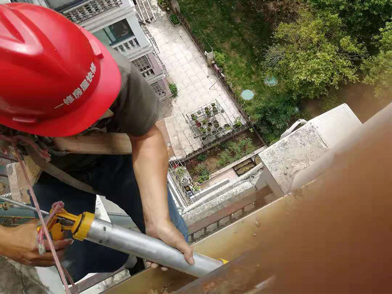 外墻高空打膠防水：首先把墻面用掃把清理干凈，表面無浮灰，如果有坑洞，不平，開裂的要先進行修補，補平?；炷翂推鰤K墻的接縫處，施工洞等區(qū)域掛網(wǎng)，主要避免不同材料之間的接縫處容易開裂。抹防水砂漿。