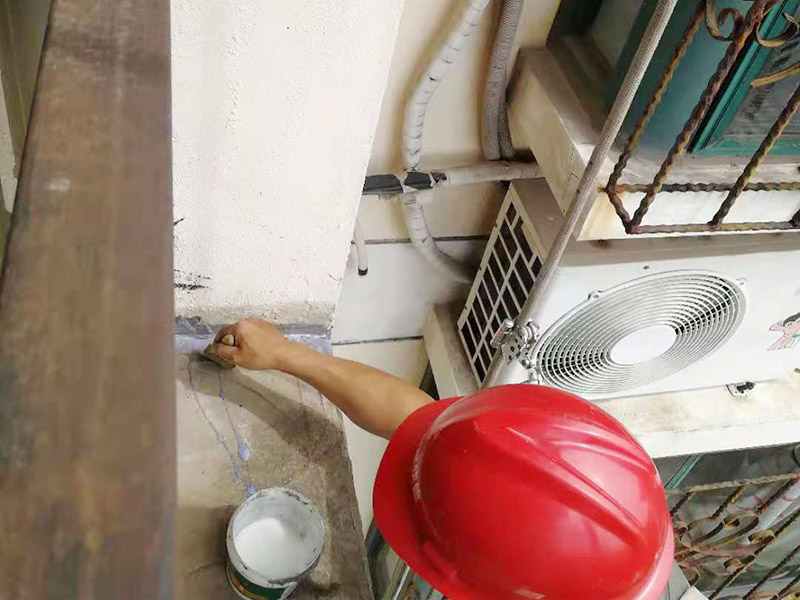 外墻高空打膠防水：首先把墻面用掃把清理干凈，表面無浮灰，如果有坑洞，不平，開裂的要先進行修補，補平。混凝土墻和砌塊墻的接縫處，施工洞等區(qū)域掛網(wǎng)，主要避免不同材料之間的接縫處容易開裂。抹防水砂漿。