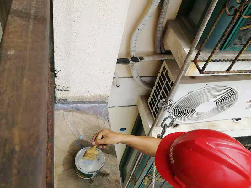 外墻高空打膠防水：首先把墻面用掃把清理干凈，表面無浮灰，如果有坑洞，不平，開裂的要先進行修補，補平。混凝土墻和砌塊墻的接縫處，施工洞等區(qū)域掛網(wǎng)，主要避免不同材料之間的接縫處容易開裂。抹防水砂漿。