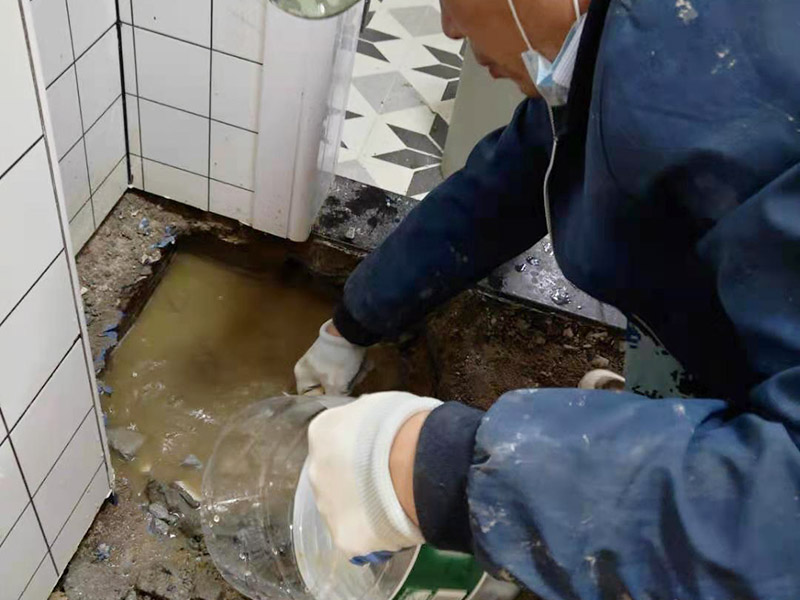 衛(wèi)生間地磚拆除找漏：首先為了拆除的進(jìn)度，將衛(wèi)生間里的衛(wèi)浴家具拆除搬出另外存放，然后開始鏟除原有的墻磚和地磚，衛(wèi)生間的防水通常是水電改完后進(jìn)行的，所以做防水前一定要封堵好下水管道，以免堵塞，小型的水管采用管用螺母封堵，大型的下水管道采用pvc纏繞膜進(jìn)行封堵。