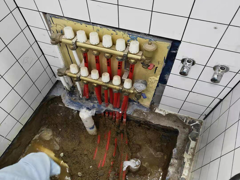 衛(wèi)生間地磚拆除找漏：首先為了拆除的進(jìn)度，將衛(wèi)生間里的衛(wèi)浴家具拆除搬出另外存放，然后開始鏟除原有的墻磚和地磚，衛(wèi)生間的防水通常是水電改完后進(jìn)行的，所以做防水前一定要封堵好下水管道，以免堵塞，小型的水管采用管用螺母封堵，大型的下水管道采用pvc纏繞膜進(jìn)行封堵。