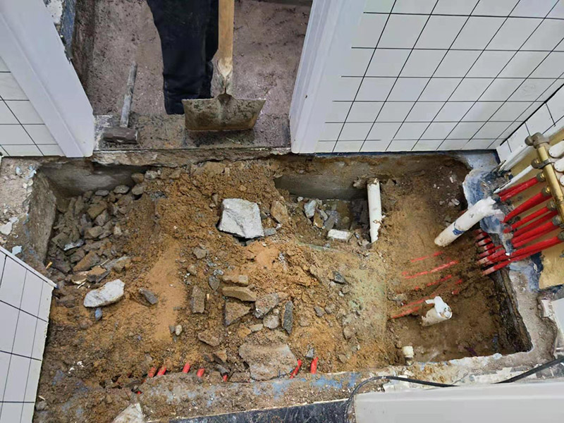 衛(wèi)生間拆除后防水翻新:衛(wèi)生間翻新如果漏水就要更換水電，尤其是那些隱蔽性極強(qiáng)，一般埋在地下或墻壁內(nèi)的。在進(jìn)行翻新的時(shí)候，最好一并更換，不管有沒有問題，這樣都能給日后的生活帶來保障。更換完水電之后，就可以進(jìn)行瓷磚的鋪貼了。