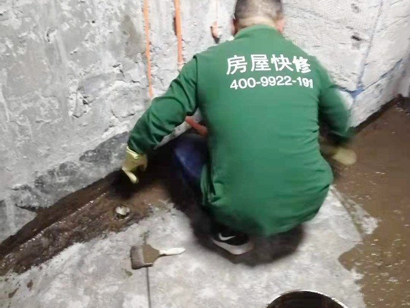 廁所地面刷防水：在進(jìn)行防水處理之前，一定先找平地面，如果地面不平或效果不好，可能造成因防水涂料薄厚不均而導(dǎo)致的開裂滲漏。防水層做好后要留余一定的時間，讓防水層與建筑更好的融為一體，然后在防水層上做保護(hù)層在鋪地磚，如果地磚已鋪設(shè)完畢，可千萬不要砸地磚，用專業(yè)的補縫防水材料，把所有的縫隙堵住做好防水就好了。也同樣適用于衛(wèi)生間防水層失效后防水工程。