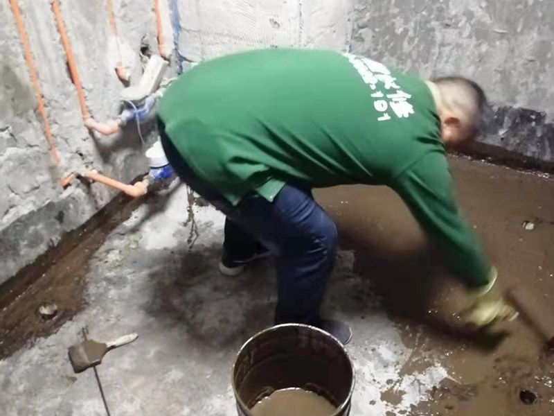 廁所地面刷防水：在進(jìn)行防水處理之前，一定先找平地面，如果地面不平或效果不好，可能造成因防水涂料薄厚不均而導(dǎo)致的開裂滲漏。防水層做好后要留余一定的時間，讓防水層與建筑更好的融為一體，然后在防水層上做保護(hù)層在鋪地磚，如果地磚已鋪設(shè)完畢，可千萬不要砸地磚，用專業(yè)的補縫防水材料，把所有的縫隙堵住做好防水就好了。也同樣適用于衛(wèi)生間防水層失效后防水工程。