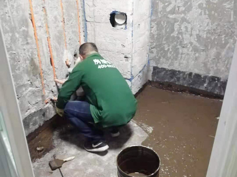 廁所地面刷防水：在進(jìn)行防水處理之前，一定先找平地面，如果地面不平或效果不好，可能造成因防水涂料薄厚不均而導(dǎo)致的開裂滲漏。防水層做好后要留余一定的時間，讓防水層與建筑更好的融為一體，然后在防水層上做保護(hù)層在鋪地磚，如果地磚已鋪設(shè)完畢，可千萬不要砸地磚，用專業(yè)的補縫防水材料，把所有的縫隙堵住做好防水就好了。也同樣適用于衛(wèi)生間防水層失效后防水工程。