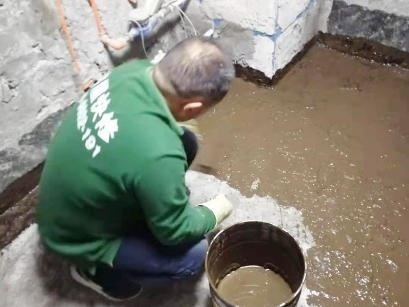 廁所地面刷防水：在進(jìn)行防水處理之前，一定先找平地面，如果地面不平或效果不好，可能造成因防水涂料薄厚不均而導(dǎo)致的開裂滲漏。防水層做好后要留余一定的時間，讓防水層與建筑更好的融為一體，然后在防水層上做保護(hù)層在鋪地磚，如果地磚已鋪設(shè)完畢，可千萬不要砸地磚，用專業(yè)的補縫防水材料，把所有的縫隙堵住做好防水就好了。也同樣適用于衛(wèi)生間防水層失效后防水工程。