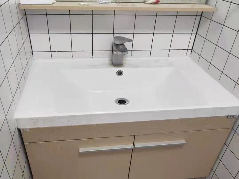 衛(wèi)生間衛(wèi)浴安裝：衛(wèi)浴潔具鑲貼墻磚&rarr;吊頂&rarr;鋪設(shè)地磚&rarr;安裝大便器、洗臉盆、浴盆&rarr;安裝連接給排水管&rarr;安裝燈具、插座、鏡子&rarr;安裝毛巾?xiàng)U等五金配件。 打孔時(shí)最容易出現(xiàn)打爆水管打斷電線的情況，此時(shí)就需要找專業(yè)的打孔師傅最好，安全放心。