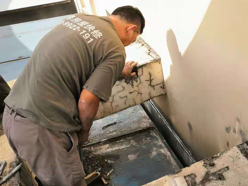 屋頂清理打膠防水：先做好節(jié)點、附加層和屋面排水比較集中部位的處理，然后由屋面最低標高處向上施工。鋪貼天溝、檐口卷材時，宜順天溝、檐口方向以減少搭接。按先高后低、先遠后近的原則，先施工鋼屋架坡屋面，后施工平屋面。