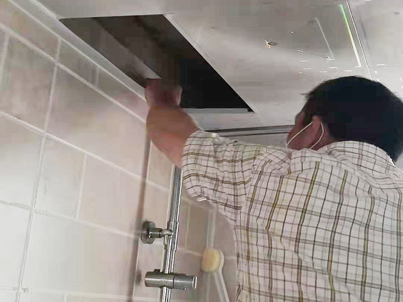 浴室花灑安裝維修：首先在墻面找安裝花灑最好的位置，然后在墻壁上畫出花灑需要安裝位置，高度等等，再在墻面上打孔洞，把配件里圓形底蓋用螺絲擰緊在墻上，擰得不緊，可能造成花灑在今后使用中的脫落，將花灑桿子安裝到墻壁上，先把上面的固定點穩(wěn)定住之后，然后再固定下面的位置。