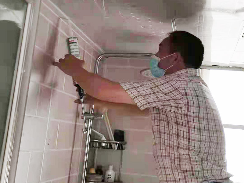 浴室花灑安裝維修：首先在墻面找安裝花灑最好的位置，然后在墻壁上畫出花灑需要安裝位置，高度等等，再在墻面上打孔洞，把配件里圓形底蓋用螺絲擰緊在墻上，擰得不緊，可能造成花灑在今后使用中的脫落，將花灑桿子安裝到墻壁上，先把上面的固定點穩(wěn)定住之后，然后再固定下面的位置。