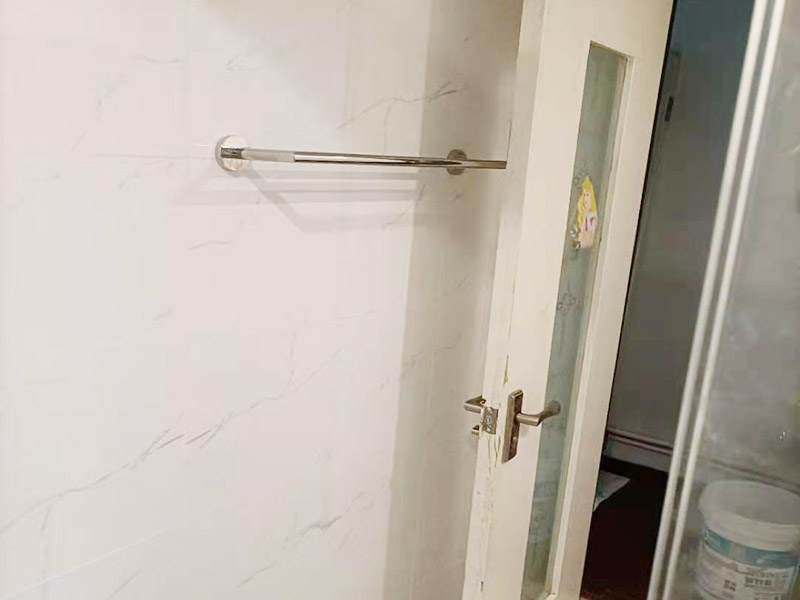 淋浴花灑五金安裝：首先要確定花灑混水閥距離地面的高度，一般控制在90~100cm左右的高度區(qū)間內(nèi)。在鋪設(shè)管道的時候花灑龍頭預(yù)留位置首先考慮清楚，一般高出毛坯墻15mm，這樣在貼完瓷磚的時候正好可以埋下絲頭，保證墻面美觀。對于淋浴花灑內(nèi)絲彎頭預(yù)留的間距一般標(biāo)準(zhǔn)都是在10~15cm左右。