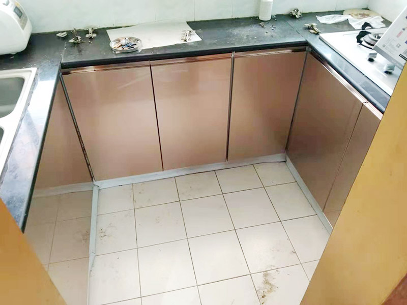 廚房櫥柜門(mén)更換：老房子櫥柜門(mén)漆脫落，從環(huán)保角度來(lái)看，建議用貼紙即可，或用墻紙也可，即使將來(lái)看膩了，換起來(lái)方便；先把櫥柜和衣柜表面清理干凈和平整，可以先把需要的長(zhǎng)度裁剪好，找一個(gè)桶把墻紙膠和混合物按說(shuō)明書(shū)上調(diào)好后。用滾筒把調(diào)好后的墻紙膠滾到櫥柜和衣柜表面(記住貼哪里就滾哪里)。把墻紙貼在上面，用刮板把墻紙刮平整，用毛巾在擦干凈，把多余的裁掉。