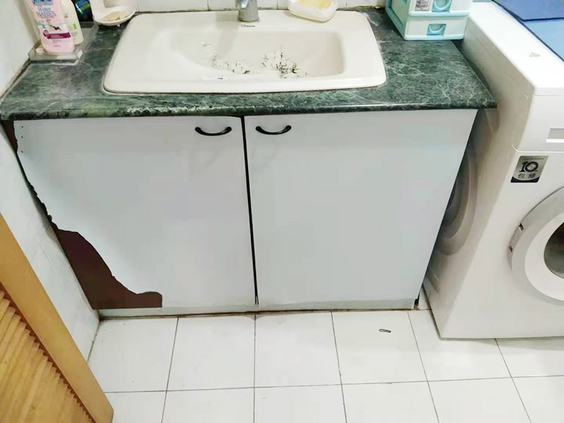 廚房櫥柜門(mén)更換：老房子櫥柜門(mén)漆脫落，從環(huán)保角度來(lái)看，建議用貼紙即可，或用墻紙也可，即使將來(lái)看膩了，換起來(lái)方便；先把櫥柜和衣柜表面清理干凈和平整，可以先把需要的長(zhǎng)度裁剪好，找一個(gè)桶把墻紙膠和混合物按說(shuō)明書(shū)上調(diào)好后。用滾筒把調(diào)好后的墻紙膠滾到櫥柜和衣柜表面(記住貼哪里就滾哪里)。把墻紙貼在上面，用刮板把墻紙刮平整，用毛巾在擦干凈，把多余的裁掉。