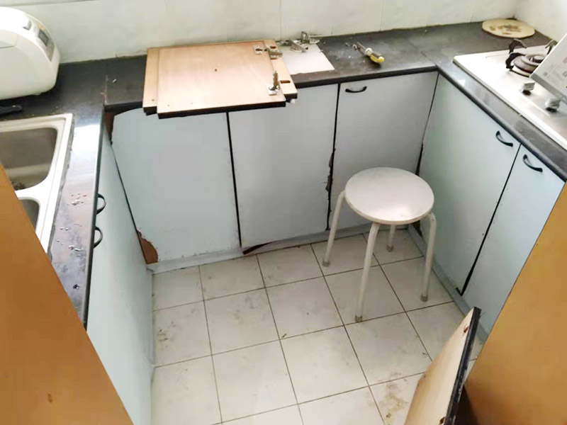 廚房櫥柜門(mén)更換：老房子櫥柜門(mén)漆脫落，從環(huán)保角度來(lái)看，建議用貼紙即可，或用墻紙也可，即使將來(lái)看膩了，換起來(lái)方便；先把櫥柜和衣柜表面清理干凈和平整，可以先把需要的長(zhǎng)度裁剪好，找一個(gè)桶把墻紙膠和混合物按說(shuō)明書(shū)上調(diào)好后。用滾筒把調(diào)好后的墻紙膠滾到櫥柜和衣柜表面(記住貼哪里就滾哪里)。把墻紙貼在上面，用刮板把墻紙刮平整，用毛巾在擦干凈，把多余的裁掉。