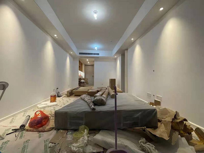 舊房客廳翻新：首先如果只是翻新墻面，地面就需要做好成品保護(hù)，這樣免得造成地面二次污染，老墻面的翻新處理的時(shí)候要注意將老墻面的原有裝修和裝飾都一并的清除。水泥層損壞，將損壞的墻面部分全部鏟除，之后再使用水泥進(jìn)行涂抹。墻面的底漆作用非常重要，具有防潮、保護(hù)墻面、提高墻面粉刷效果的作用。最后再刷乳膠漆，在進(jìn)行涂刷的時(shí)候也要從上到下順著一個(gè)方向進(jìn)行涂刷。