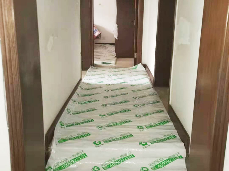 舊房客廳翻新：首先如果只是翻新墻面，地面就需要做好成品保護(hù)，這樣免得造成地面二次污染，老墻面的翻新處理的時(shí)候要注意將老墻面的原有裝修和裝飾都一并的清除。水泥層損壞，將損壞的墻面部分全部鏟除，之后再使用水泥進(jìn)行涂抹。墻面的底漆作用非常重要，具有防潮、保護(hù)墻面、提高墻面粉刷效果的作用。最后再刷乳膠漆，在進(jìn)行涂刷的時(shí)候也要從上到下順著一個(gè)方向進(jìn)行涂刷。