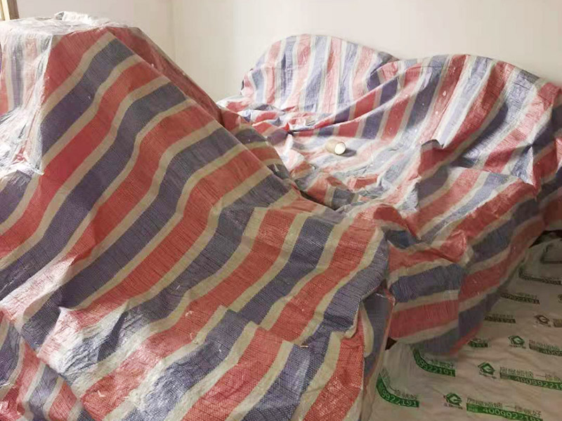 舊房客廳翻新：首先如果只是翻新墻面，地面就需要做好成品保護(hù)，這樣免得造成地面二次污染，老墻面的翻新處理的時(shí)候要注意將老墻面的原有裝修和裝飾都一并的清除。水泥層損壞，將損壞的墻面部分全部鏟除，之后再使用水泥進(jìn)行涂抹。墻面的底漆作用非常重要，具有防潮、保護(hù)墻面、提高墻面粉刷效果的作用。最后再刷乳膠漆，在進(jìn)行涂刷的時(shí)候也要從上到下順著一個(gè)方向進(jìn)行涂刷。