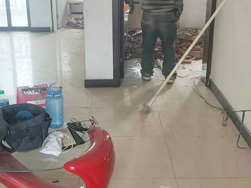 局部拆除,開(kāi)門洞:首先對(duì)門洞的大小進(jìn)行測(cè)量和劃線，然后借助墻體切割機(jī)或沖擊鉆，沿著線條的位置進(jìn)行切割，切割出輪廓之后再用鐵錘把墻體敲碎，之后用沖擊鉆來(lái)修整門邊，最后把產(chǎn)生的垃圾清走，用水泥給門洞找平。