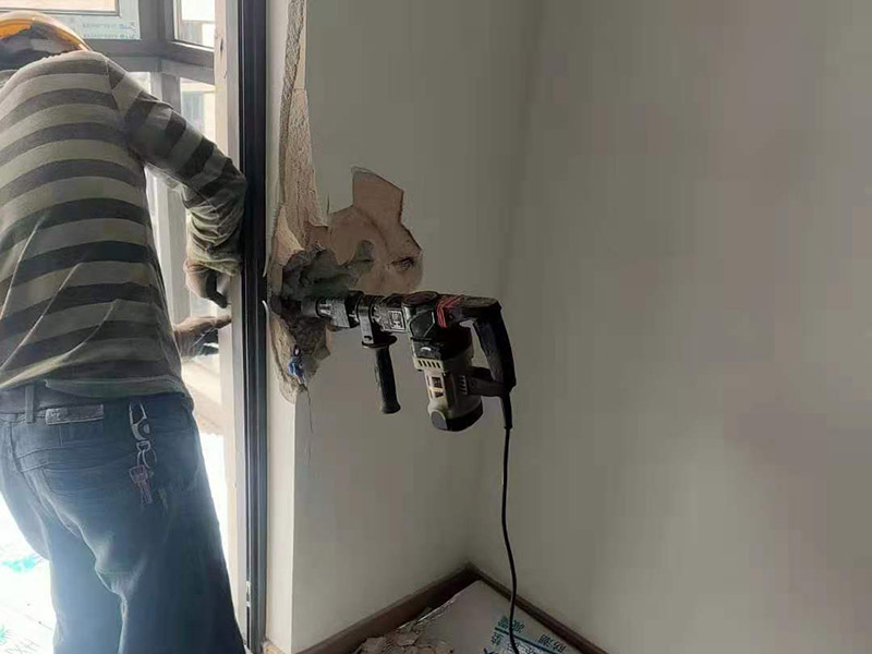 局部拆除,開(kāi)門洞:首先對(duì)門洞的大小進(jìn)行測(cè)量和劃線，然后借助墻體切割機(jī)或沖擊鉆，沿著線條的位置進(jìn)行切割，切割出輪廓之后再用鐵錘把墻體敲碎，之后用沖擊鉆來(lái)修整門邊，最后把產(chǎn)生的垃圾清走，用水泥給門洞找平。