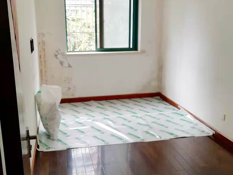 局部改造施工：首先將房屋內(nèi)家具搬走或者搬至不翻新的地方暫時保存，然后做好成品保護，然后更換舊的水路管線，按新設(shè)計的管線打洞、布管安裝，更換舊的電路，按新的設(shè)計要求開槽布線等。施工區(qū)域不同，就有不同的施工流程。