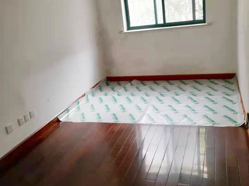 局部改造施工：首先將房屋內(nèi)家具搬走或者搬至不翻新的地方暫時保存，然后做好成品保護，然后更換舊的水路管線，按新設(shè)計的管線打洞、布管安裝，更換舊的電路，按新的設(shè)計要求開槽布線等。施工區(qū)域不同，就有不同的施工流程。