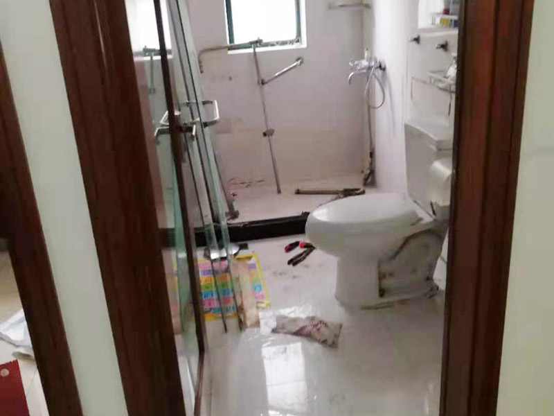 局部改造施工：首先將房屋內(nèi)家具搬走或者搬至不翻新的地方暫時保存，然后做好成品保護，然后更換舊的水路管線，按新設(shè)計的管線打洞、布管安裝，更換舊的電路，按新的設(shè)計要求開槽布線等。施工區(qū)域不同，就有不同的施工流程。