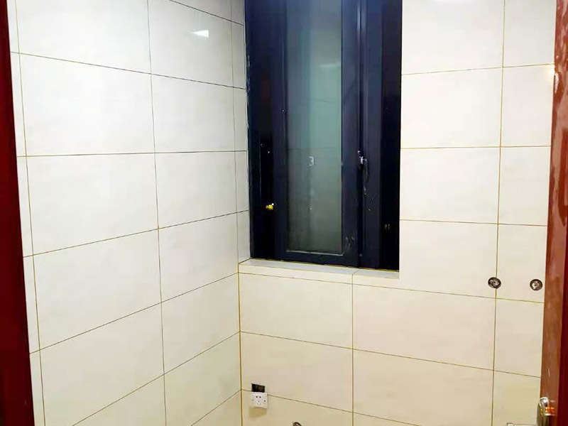 局部改造施工：首先將房屋內(nèi)家具搬走或者搬至不翻新的地方暫時保存，然后做好成品保護，然后更換舊的水路管線，按新設(shè)計的管線打洞、布管安裝，更換舊的電路，按新的設(shè)計要求開槽布線等。施工區(qū)域不同，就有不同的施工流程。