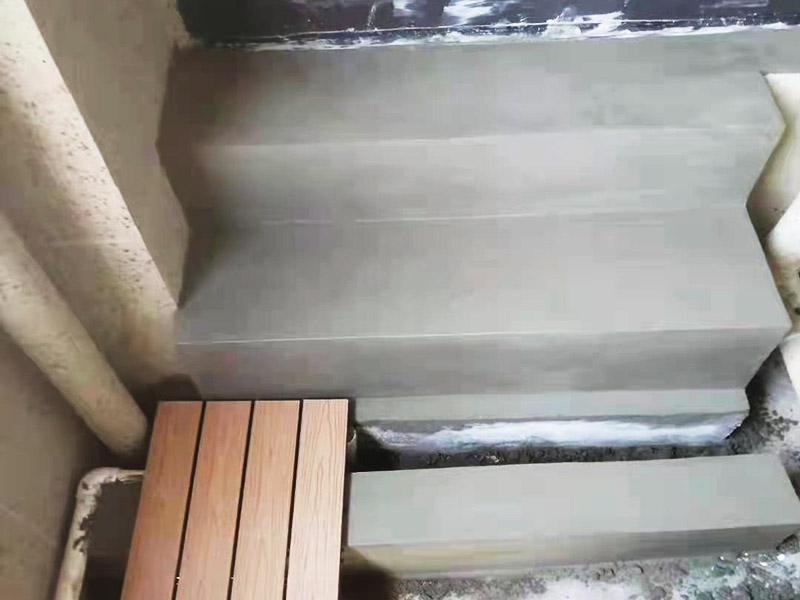 戶外磚砌水泥樓梯：先根據事先確定的弧度，在墻面上沿著弧度抹上水泥砂漿，沿著水泥砂漿，從里向外砌筑。水泥澆筑時間最好能達到3個月或者3個月以上，雖然水泥能在十幾天左右就能凝固，但是，水泥濕氣沒有全部揮發(fā)，再加上實木怕濕氣，所以，如果過早的全部封死，很容易返潮把踏板泡腐爛。