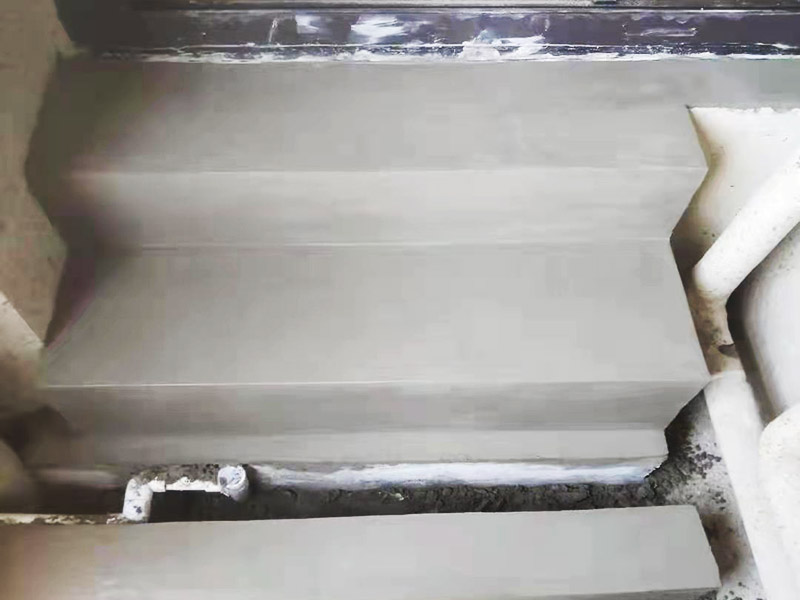 戶外磚砌水泥樓梯：先根據事先確定的弧度，在墻面上沿著弧度抹上水泥砂漿，沿著水泥砂漿，從里向外砌筑。水泥澆筑時間最好能達到3個月或者3個月以上，雖然水泥能在十幾天左右就能凝固，但是，水泥濕氣沒有全部揮發(fā)，再加上實木怕濕氣，所以，如果過早的全部封死，很容易返潮把踏板泡腐爛。