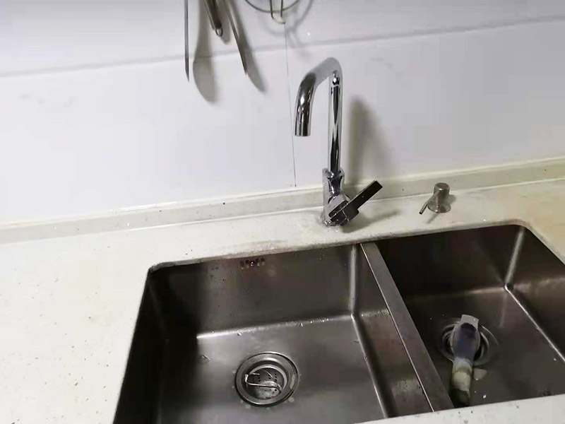 水槽臺(tái)盆打膠維修：把水池放好后，需在盆的四周畫上記號(hào)，并且把水池取下，接著再打玻璃膠即可。等玻璃較打好后，需要把盆放下去壓一下，并把多余的膠用刮板刮掉即可。當(dāng)然，玻璃膠也可以替換成密封條，同樣具備防水作用。