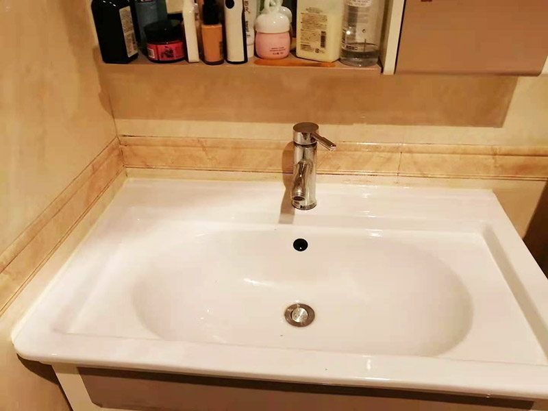 水槽臺(tái)盆打膠維修：把水池放好后，需在盆的四周畫上記號(hào)，并且把水池取下，接著再打玻璃膠即可。等玻璃較打好后，需要把盆放下去壓一下，并把多余的膠用刮板刮掉即可。當(dāng)然，玻璃膠也可以替換成密封條，同樣具備防水作用。