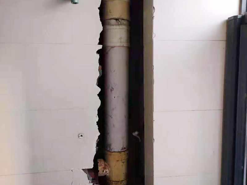 主排水管道維修更換：漏水的地方太大，建議換新水管，更換前要將整棟樓的水停下來，否則就會(huì)影響到后期的施工。更換的時(shí)候要將漏水的地方截掉，然后套上尺寸相同的新管，并用PVC膠水把連接處粘好。假如滲透的不嚴(yán)重，那么直接用PVC膠水粘結(jié)好，再拿防水布裹緊即可。