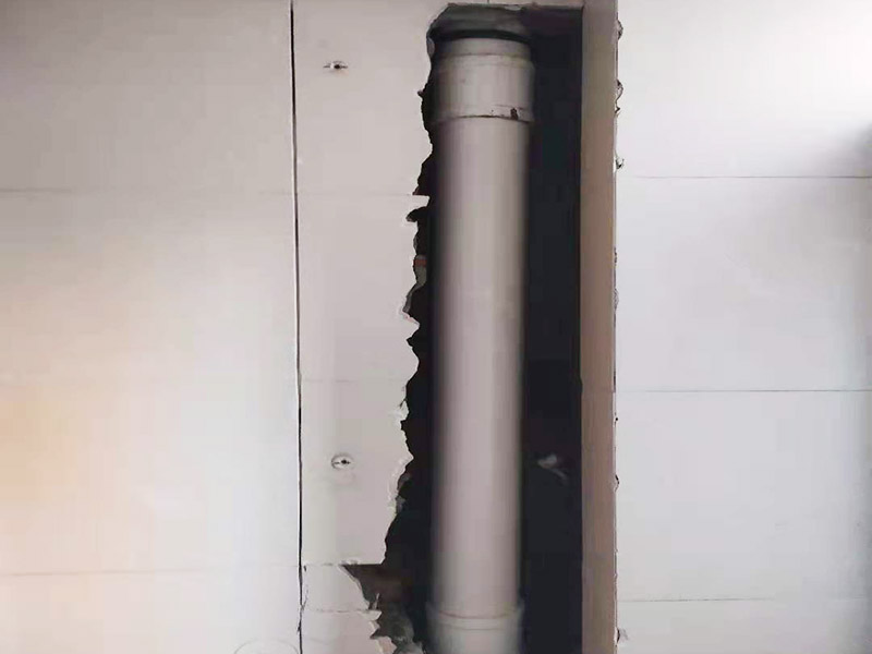 主排水管道維修更換：漏水的地方太大，建議換新水管，更換前要將整棟樓的水停下來，否則就會(huì)影響到后期的施工。更換的時(shí)候要將漏水的地方截掉，然后套上尺寸相同的新管，并用PVC膠水把連接處粘好。假如滲透的不嚴(yán)重，那么直接用PVC膠水粘結(jié)好，再拿防水布裹緊即可。