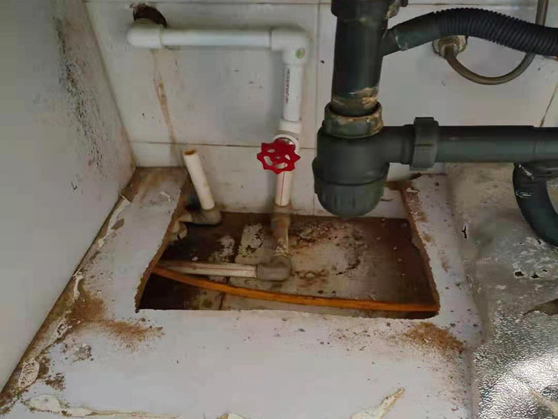 主排水管道維修更換：漏水的地方太大，建議換新水管，更換前要將整棟樓的水停下來，否則就會(huì)影響到后期的施工。更換的時(shí)候要將漏水的地方截掉，然后套上尺寸相同的新管，并用PVC膠水把連接處粘好。假如滲透的不嚴(yán)重，那么直接用PVC膠水粘結(jié)好，再拿防水布裹緊即可。