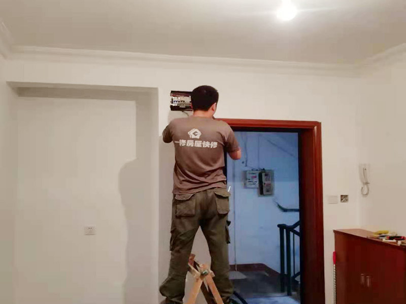 客廳墻面刷漆修補(bǔ)：首先檢查墻面問題點(diǎn)在哪里，找到問題逐步解決，如果發(fā)現(xiàn)墻體不夠堅(jiān)實(shí)，墻面存在大裂縫等問題，應(yīng)該先對墻面進(jìn)行處理。此時(shí)需要注意處理墻面的時(shí)候，膩?zhàn)?，膠水，涂料在施工的會后難免會對周圍已經(jīng)裝修好的成品造成影響，在施工前要做好成品的保護(hù)。清理好打磨后的膩?zhàn)颖砻娴母m被，就可以刷底漆了，底漆可以提高面漆的附著力、增加面漆的豐滿度、提供抗堿性、提供防腐功能等，使用底漆后面漆更易涂刷，減少了面漆的使用量。