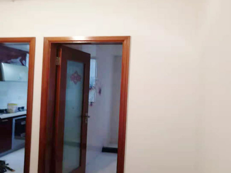 客廳墻面刷漆修補(bǔ)：首先檢查墻面問題點(diǎn)在哪里，找到問題逐步解決，如果發(fā)現(xiàn)墻體不夠堅(jiān)實(shí)，墻面存在大裂縫等問題，應(yīng)該先對墻面進(jìn)行處理。此時(shí)需要注意處理墻面的時(shí)候，膩?zhàn)?，膠水，涂料在施工的會后難免會對周圍已經(jīng)裝修好的成品造成影響，在施工前要做好成品的保護(hù)。清理好打磨后的膩?zhàn)颖砻娴母m被，就可以刷底漆了，底漆可以提高面漆的附著力、增加面漆的豐滿度、提供抗堿性、提供防腐功能等，使用底漆后面漆更易涂刷，減少了面漆的使用量。