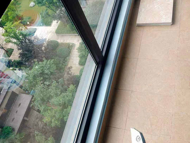 陽臺窗框找平刷白：陽臺漏水如果是窗戶與墻體之間的接縫過大，可以將原有的老化或破損的密封材料剔除，然后將基層處理干凈平整順直。對于窗戶與墻體較大的縫隙處用發(fā)泡膠填滿，內(nèi)、外側(cè)及窗框、窗扇壓條必須打滿膠密封起來。