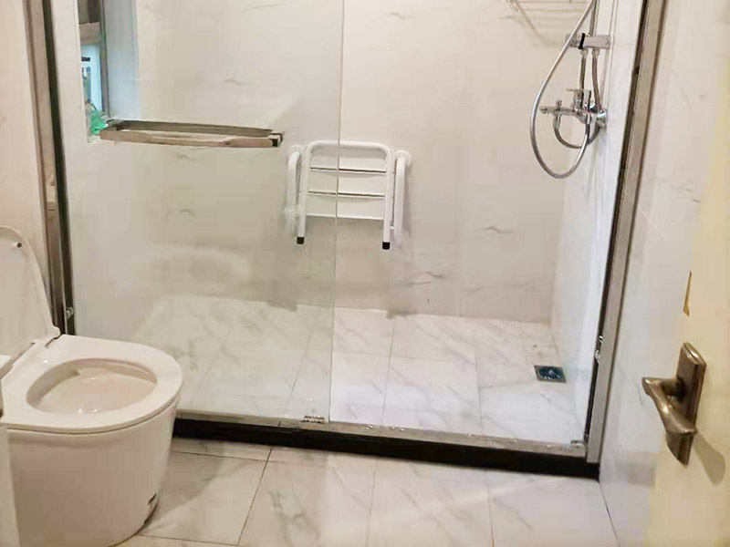 浴室防水裝修：首先就要把衛(wèi)生間的地平面整平。地面不平，在涂刷防水涂料的時(shí)候就可能會(huì)涂不均勻，又或是地面因?yàn)椴黄蕉菀琢验_(kāi)，一般都是自地平面向上在墻面上涂刷30cm；淋浴房區(qū)就需要把防水涂料涂刷到180cm，這樣噴頭的水就不容易滲入墻內(nèi)，防水層涂刷好后，需要晾一段時(shí)間。為了讓防水層與墻面更好地融合在一起，以防止在之后的施工中對(duì)防水層造成破壞。