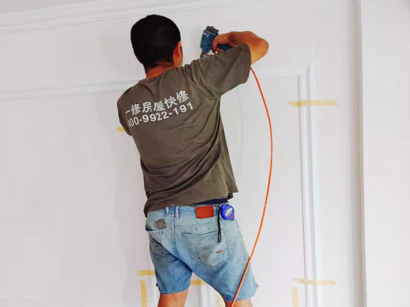 背景墻做石膏線：簡單的石膏線不僅能提高背景墻的格調(diào)，還起到了將背景墻獨立開來的作用，簡單大方。兩層的電視墻石膏線不僅將墻面拉伸，也讓整個背景墻顯得不那么單調(diào)，這樣的裝修會使得墻面呈現(xiàn)出一種層次感，利用顏色與石膏線的區(qū)分，讓墻面更有立體感。