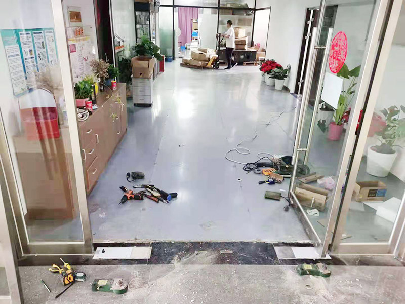 玻璃門(mén)地彈簧更換：地彈簧是一種閉門(mén)器，而這種閉門(mén)器在玻璃門(mén)中使用較多。玻璃門(mén)地彈簧也是一種液壓式閉門(mén)器，其壓緊彈簧的裝置為蝸輪，主要是因?yàn)槲佪喛梢哉聪蛐D(zhuǎn)，根據(jù)玻璃門(mén)地彈簧的特點(diǎn)，基本配置是天軸和地軸，除了玻璃門(mén)，可以適用于幾乎所有木制、鋼制、鋁合金門(mén)和使用玻璃門(mén)夾的無(wú)邊框玻璃門(mén)。